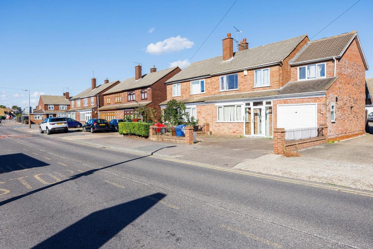 6 Bedroom Larger Group House With Parking Corringham Stanford Le Hope Horndon-on-the-Hill Exterior photo